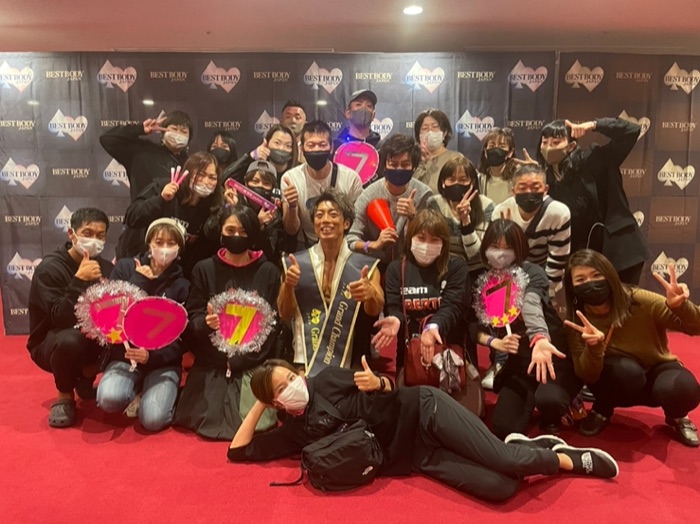 イベントでお客様と写る岡崎卓也